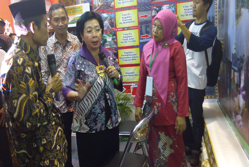  Deputi Bidang Pelayanan Publik Kemenpan RB, Mirawati Sudjono didampingi Bupati Batang, Yoyok Riyo Sudibyo meninjau stand pada Festival Anggaran yang diselenggarakan Pemkab Batang, Ahad (13/3).