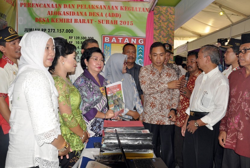 Deputi Bidang Pelayanan Publik Kementerian Pemberdayaan Aparatur Negara dan Reformasi Birokrasi, Mirawati Sudjono mengunjungi stand usai membuka Festival Anggaran Kabupaten Batang Tahun 2016, di kompleks Pendopo Kabupaten setempat