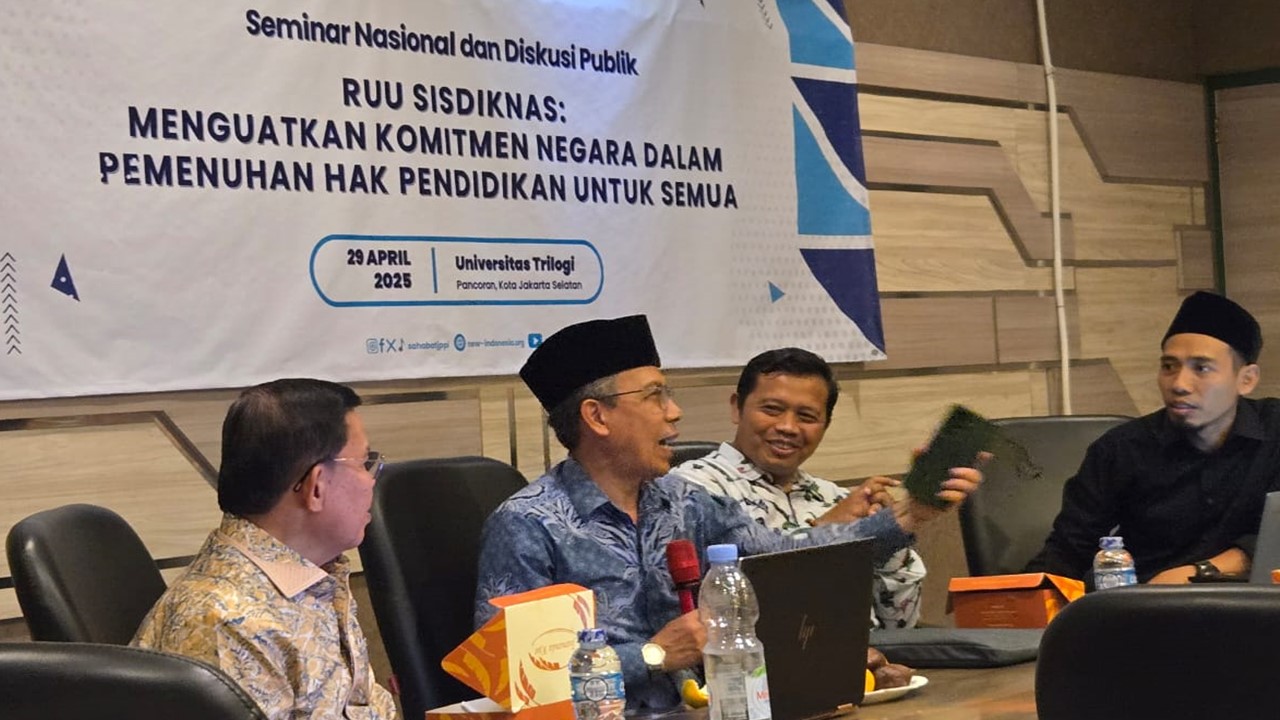 Deputi Bidang Pembangunan Manusia, Masyarakat, dan Kebudayaan Amich Alhumami diperhatikan narasumber lainnya dalam seminar revisi UU Sisdiknas di Jakarta pada Selasa (29/4/2025)) 