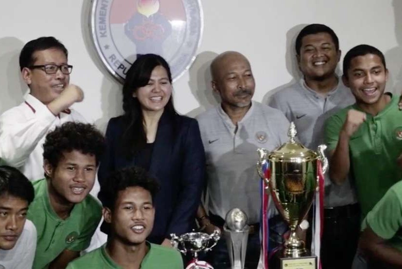 Deputi Bidang Pembudayaan Olahraga Kemenpora, Raden Isnanta (atas, kedua kiri), bersama sejumlah pemain dan pelatih timnas U-16.