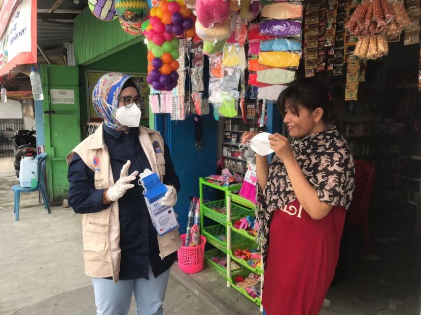 Deputi Bidang Pencegahan BNPB Dra. Prasinta Dewi, M.A.P membagikan masker kepada penjual/toko di sekitaran mal Diana Shopping center kota Timika (26/9).