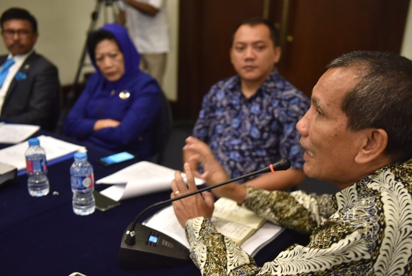 Deputi Bidang Pencegahan Komisi Pemberantasan Korupsi (KPK) Pahala Nainggolan (kanan) menyampaikan pandangannya disaksikan Ketua DPP Partai NasDem bidang Pendidikan Politik dan Budaya Nining Indra Saleh (kedua kiri), Sekjen Johnny G. Plate (kiri) dan Ketua DPP Bidang Hukum Taufik Basari (kedua kanan) saat diskusi di Jakarta, Rabu (13/9). Diskusi yang diikuti oleh Partai NasDem, KPK dan LIPI tersebut mengambil tema Sistem Integritas Partai Politik. 