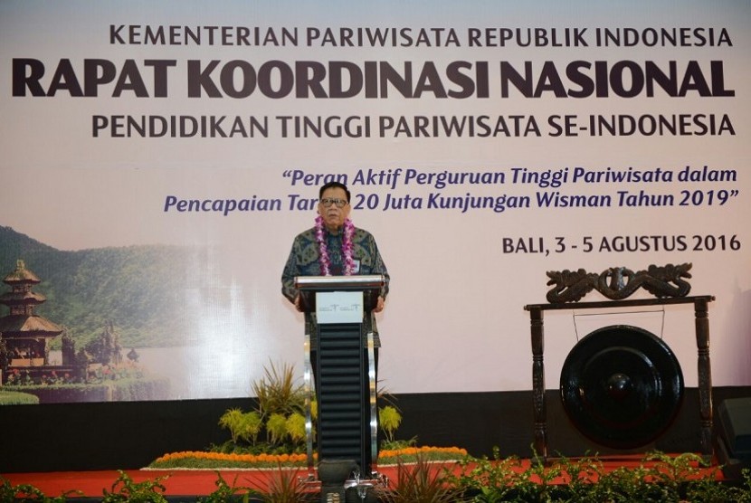 Deputi Bidang Pengembangan Kelembagaan Kepariwisataan Kementerian Pariwisata, Ahman Sya, membuka kegiatan Rakornas Perguruan Tinggi Pariwisata se-Indonesia.