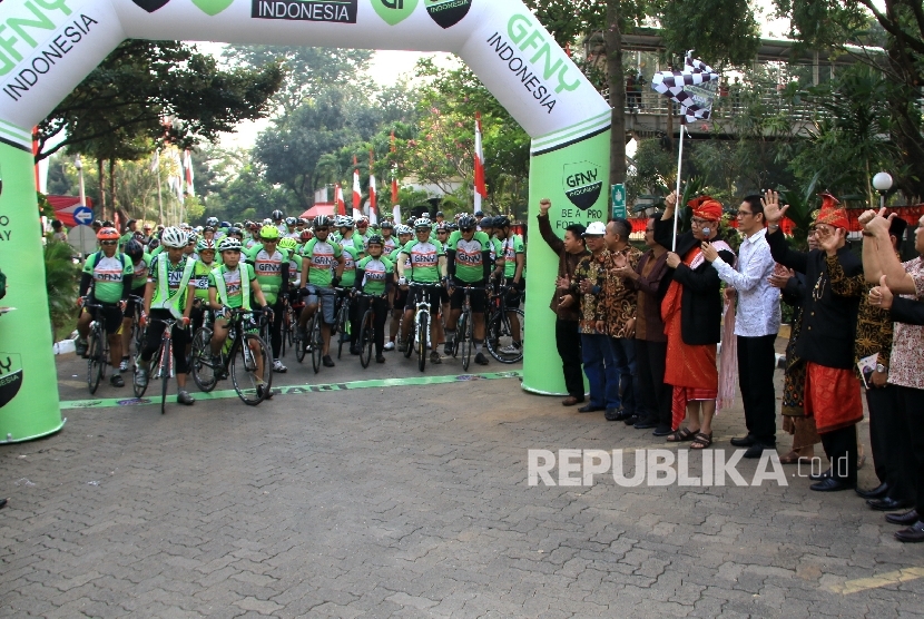  Deputi Bidang Pengembangan Kelembagaan Pariwisata Kemenpar, Muhammad Amansyah (lima dari kiri) melepas rombongan sepeda GNFY usai membuka Bulan Pesona Lombok-Sumbawa di Kementerian Pariwisata, Jakarta, Ahad (6/8).