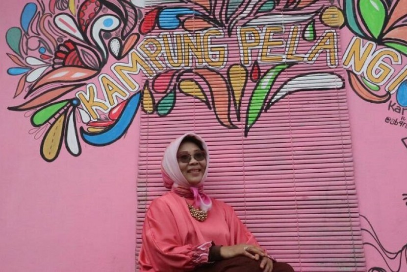  Deputi Bidang Pengembangan Pemasaran Pariwisata Nusantara, Esthy Reko Astuti saat mengunjungi Kampung Pelangi di Banjarbaru, Kalimantan Selatan