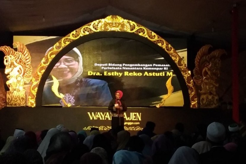 Deputi Bidang Pengembangan Pemasaran Pariwisata Nusantara Esthy Reko Astuti saat menyampaikan sambutan di Pertunjukan spektakuler Wayang Ajen 