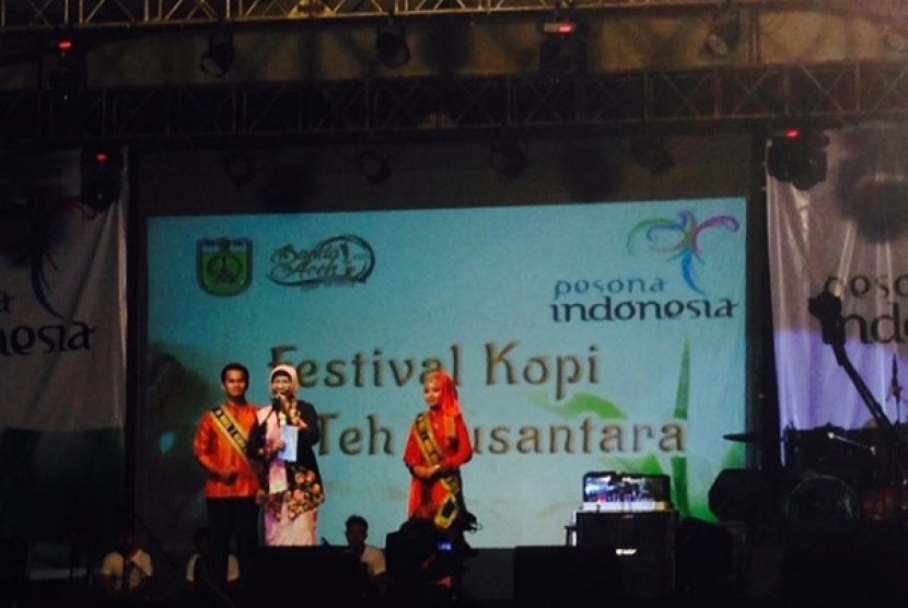 Deputi Bidang Pengembangan Pemasaran Pariwisata Nusantara Kementerian Pariwisata Eshty Reko Astuti ketika membuka festival yang berlangsung di Taman Sari Aceh, 6 November 2015 malam