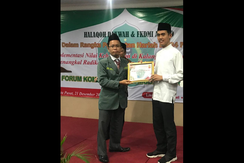 Deputi Bidang Pengembangan Pemuda Kemenpora, Asrorun Niam saat mendapatkan anugerah sebagai tokoh penggerak dai preneur dalam acara Halaqoh Dakwah dan FKDMI Award di Hotel Bintang Jakarta Pusat, Sabtu (21/12). 