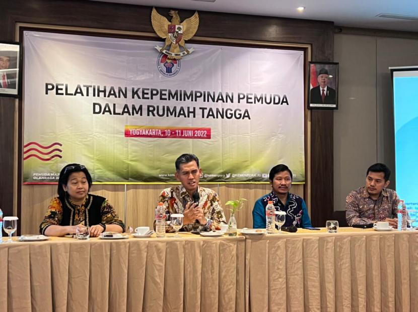 Deputi Bidang Pengembangan Pemuda Kemenpora RI, Asrorun Niam (kedua kiri) saat menyambut sekaligus menutup kegiatan secara resmi Pelatihan Kepemimpinan Pemuda dalam Rumah Tangga yang digelar 10-11 Juni 2022 di Yogyakarta.