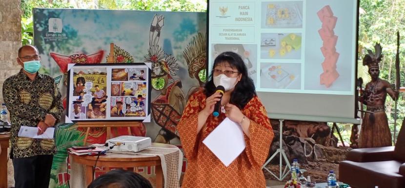  Deputi Bidang Pengendalian dan Evaluasi Badan Pembinaan Ideologi Pancasila (BPIP) Rima Agristina saat memperkenalan Panca Main Indonesia dan Diskusi Ekonomi Berbasiskan Kearifan Lokal yang digelar di Gedung Daun Sirih Taman Nusa, Gianyar, Bali, pada Senin (18/10).