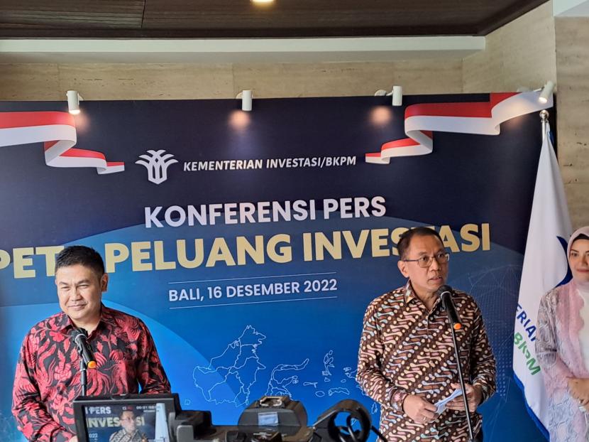 Deputi Bidang Perencanaan Penanaman Modal Kementerian Investasi/BKPM, Indra Darmawan (kiri) dan Sekretaris Menteri Investasi Ikmal Lukman (kanan) menjelaskan mengenai Peta Peluang Investasi (PPI) Prioritas Strategis 2022 di Hotel Conrad Bali, Jumat (16/12/2022). 