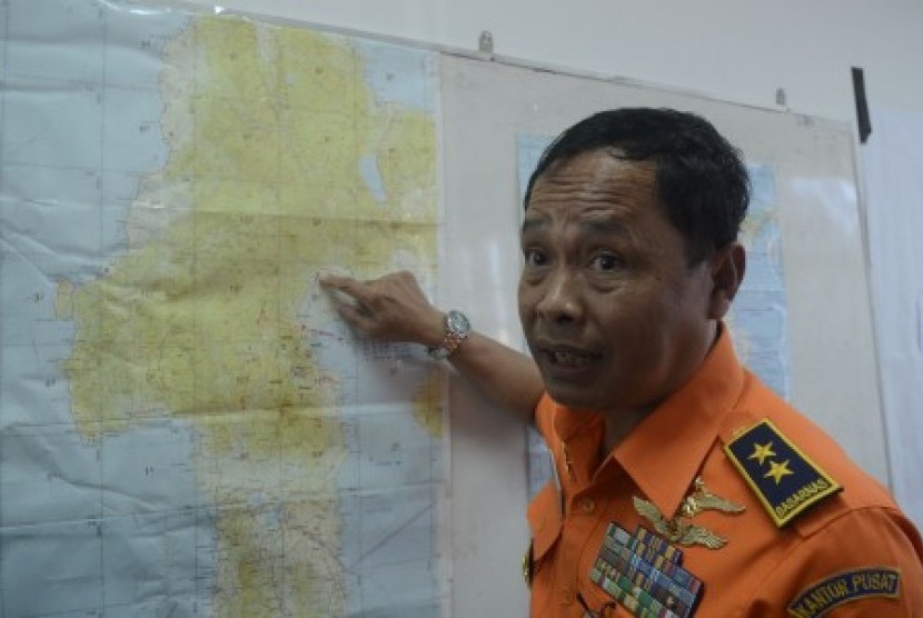 Deputi Bidang Potensi Basarnas Marsekal Muda TNI Sudipo Handoyo menunjukkan peta titik fokus pencarian pesawat Aviastar DHC6/PK-BRM di Crisis Center Bandara Internasional Sultan Hasanuddin, Makassar, Sulawesi Selatan, Sabtu (3/10). 