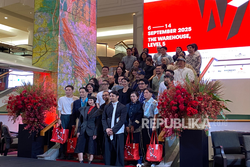 Deputi Chief Marketing Officer Plaza Indonesia Zamri Mamat bersama desainer dan jenama lokal dalam konferensi pers Plaza Indonesia Fashion Week 2025, Selasa (19/8/2025). 