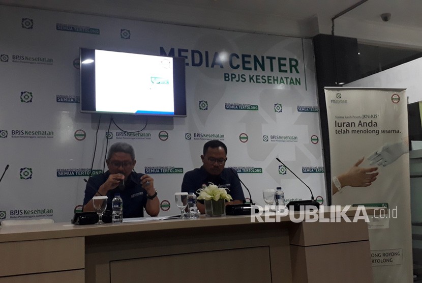 Deputi Direksi Bidang Jaminan Pembiayaan Kesehatan BPJS Kesehatan Budi  Mohammad Arief (memegang mikrofon) berbicara di konferensi pers BPJS  Kesehatan mengenai 'Akreditasi Sebagai Upaya Optimalisasi Mutu Pelayanan RS  di Era JKN-KIS', di Jakarta, Kamis (2/5).