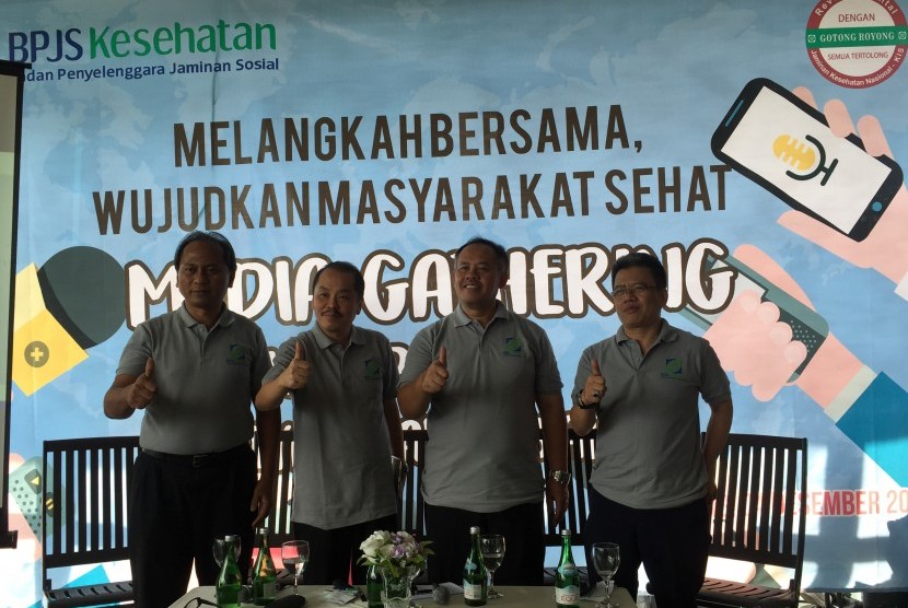  Deputi Direksi BPJS Kesehatan Wilayah Jabar Mohammad Edison (kedua dari kanan) bersama kepala cabang BPKS Kota Bandung dan Cimahi, serta perwakilan media dalam acara media gathering dengan tema ‘Melangkah Bersama Wujudkan Masyarakat Sehat’ di Kota Bandung, Senin (4/12). 