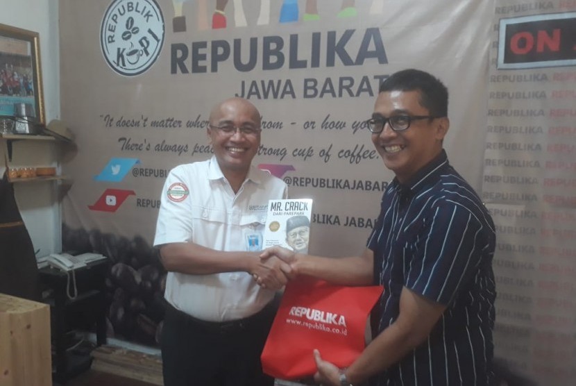Deputi Direksi BPJS Wilayah Jawa Barat Siswandi  menerima cindramata dari Kepala Perwakilan Republika Jabar, Rahmat Santosa Basarah.
