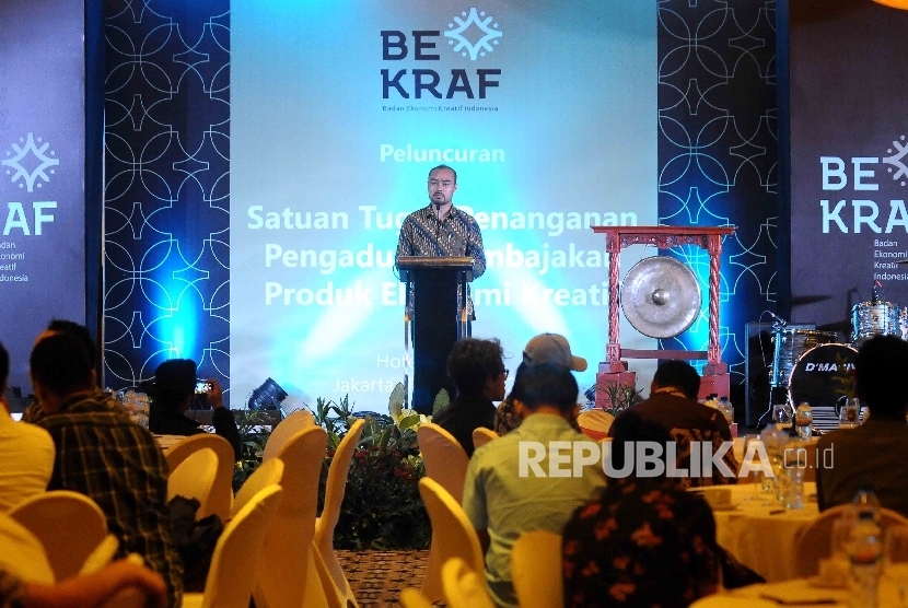 Deputi Fasilitas Hak Kekayaan Intelektual (HKI) dan Regulasi Badan Ekonomi Kreatif Ari Juliano Gema menyampaikan sambutan pada peluncuran Satgas Penanganan Pengaduan Pembajakan Produk Ekonomi Kreatif di Jakarta, Selasa (11/10). 