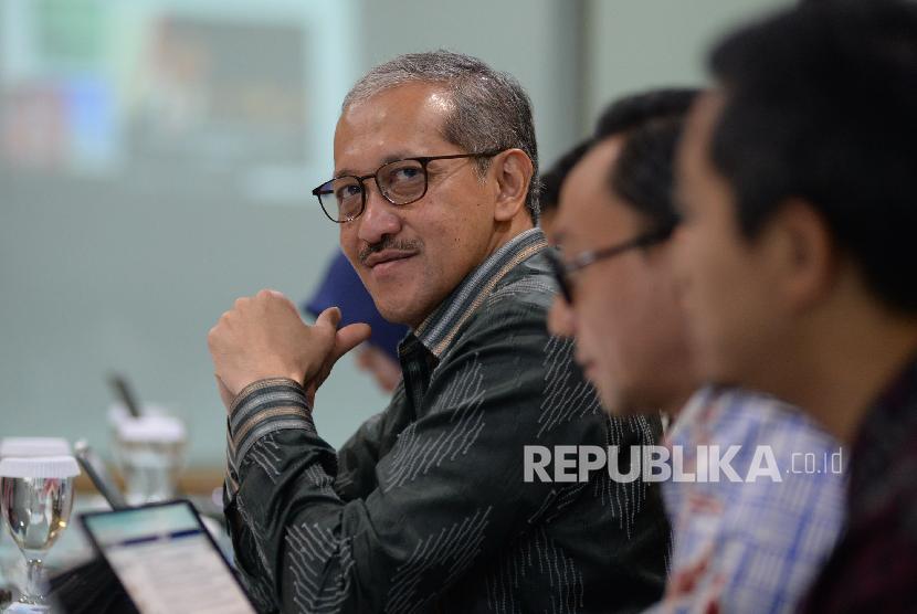 Deputi Gubernur Bank Indonesia (BI) Dody Budi Waluyo memberikan paparan saat berkunjung ke kantor Harian Republika,Jakarta, Jumat (25/10).
