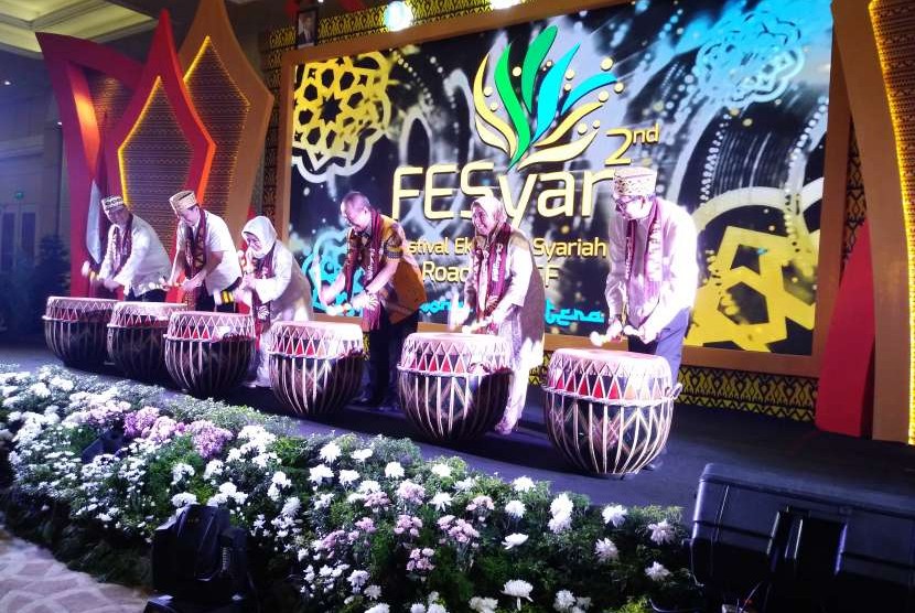 Deputi Gubernur Bank Indonesia (BI) Rosmaya Hadi (ketiga dari kiri) bersama Wakil Gubernur Lampung, Bachtiar Basri (ketiga dari kanan) menabuh Rampak Dol (alat musik khas Bengkulu) saat membuka Festival Syariah Regional Sumatera 2018, dengan tema 'Mendorong Regional Sumatera sebagai Islamic Economic Hub melalui Implementasi Business Linkage', Kamis (2/8), di Bandar Lampung.