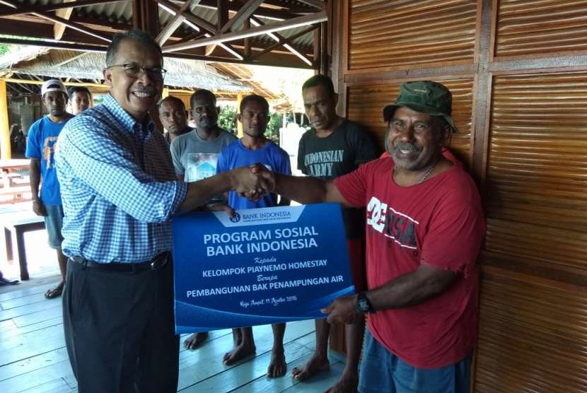 Deputi Gubernur Bank Indonesia Sugeng menyerahkan bantuan pembangunan penampungan bak air bersih di Homestay Piaynemo di Raja Ampat, Papua Barat, Sabtu (11/8).