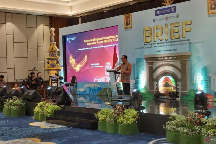 Deputi Gubernur BI Juda Agung pada kegiatan Bencoolen Regional Investment and Economic Forum (BRIEF) 2023, di Bengkulu, Jumat (17/11/2023).