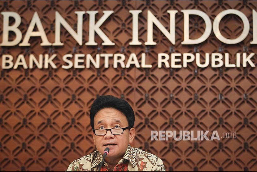 Deputi Gubernur Senior Bank Indonesia (BI) Mirza Adityaswara menyampaikan keterangan pers di gedung BI, Jakarta, Selasa (23/10). Rapat Dewan Gubernur (RDG) BI memutuskan mempertahankan BI 7-day Reverse Repo Rate (BI7DRR) sebesar 5,75%, suku bunga Deposit Facility 5,00%, dan suku bunga Lending Facility 6,50%.