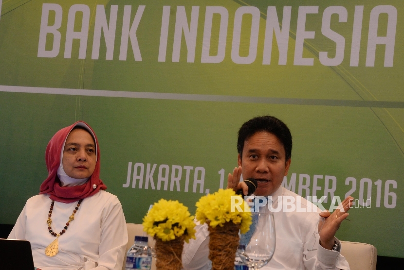 Deputi Gubernur Senior Bank Indonesia Mirza Adityaswara (kanan) menyampaikan materi disaksikan Pengamat Ekonomi Lana Soeliatianingsih, pada seminar 