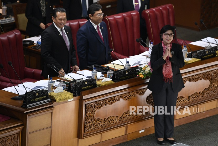 Deputi Gubernur Senior Bank Indonesia terpilih, Destry Damayanti (kanan) diperkenalkan saat Rapat Paripuna ke-23 Masa Persidangan V Tahun 2018-2019 di Kompleks Parlemen Senayan, Jakarta, Kamis (25/7/2019).