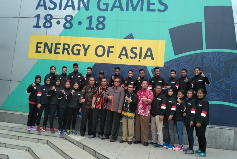 Deputi III Kemenpora Raden Isnanta (tengah) melepas tim pencak silat junior Indonesia ke Kejuaraan Dunia, Jumat (20/4).