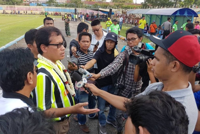 Deputi III Pembudayaan dan Olahraga Kemenpora Raden Isnanta menjawab pertanyaan wartawan pada acara seromonial kick-off Liga Sepak Bola Pelajar (LSP) 2017.