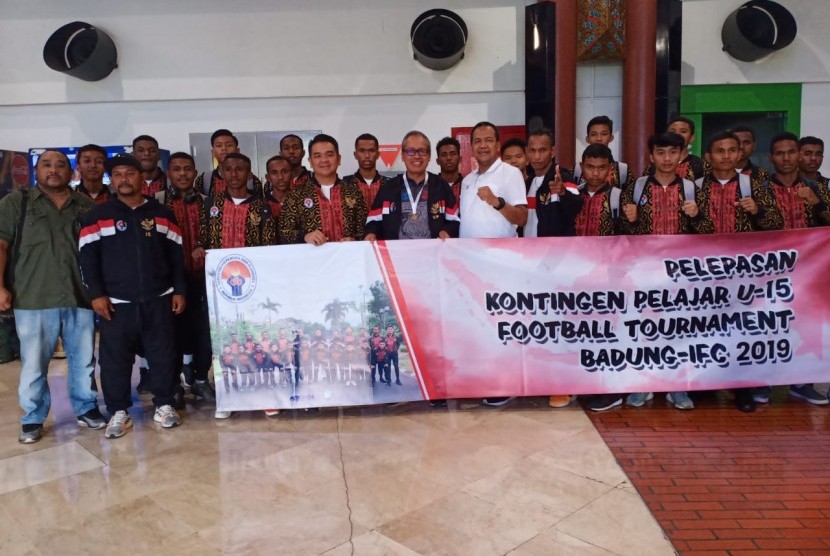Deputi III Pembudayaan Olahraga Kemenpora Raden Isnanta (tengah) bersama timnas pelajar U-15.