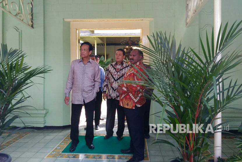 Deputi infrastruktur dan Pengembangan Wilayah Menko Perekonomian Wahyu Utomo (kanan) usai bertemu Gubernur DIY  Sri Sultan Hamengku Buwono X (kiri)  bahas jalan tol Bawen -Yogyakarta  di Kepatihan Yogyakarta Selasa (15/8)