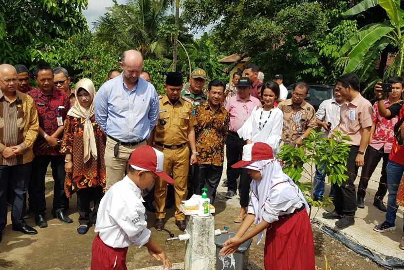 Deputi Kedutaan Besar Australia untuk Indonesia,  Allaster Cox mengunjungi lokasi Pamsimas di Desa Payakabung,  Kecamatan  Indralaya Utara,  Kabupaten Ogan Ilir, Sumsel, Kamis (6/12).  