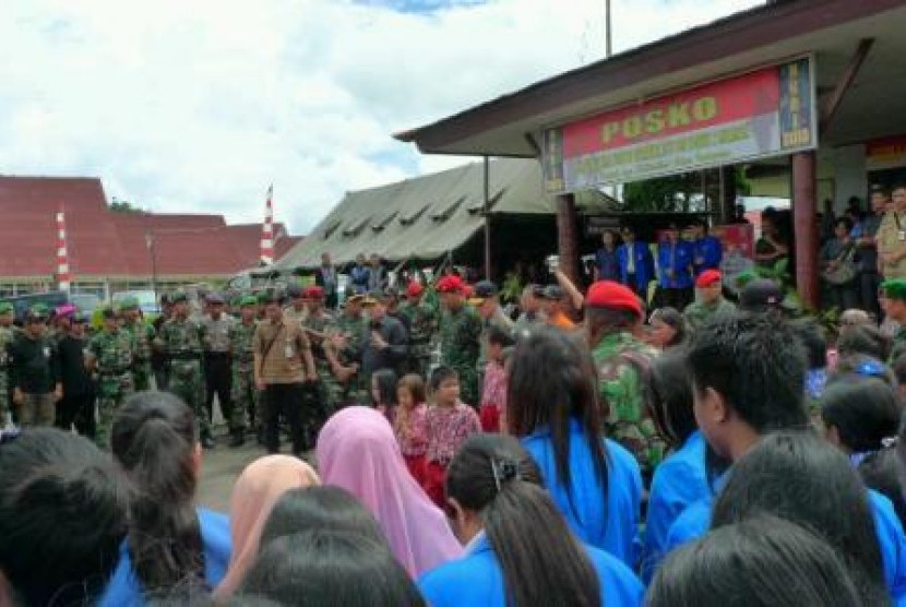 Deputi Kemenko Kesra Bidang Lingkungan Hidup dan Kerawanan Sosial Willem Rampangilei bersama Wakil Komandan Jenderal Koppasus Brigjen TNI Jaswandi berada di antara peserta Ekspedisi NKRI Subkorwil Minahasa, Kamis (16/5).