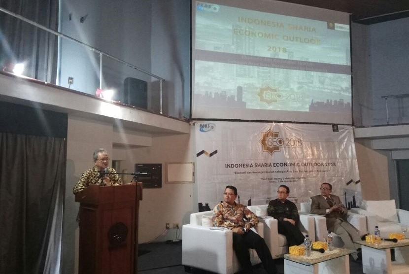 Deputi Kependudukan dan Ketenagakerjaan Kementerian Perencanaan Pembangunan Nasional/Bappenas, Pungky Sumadi, menjadi pembicara dalam seminar mengenai Indonesia Sharia Economic Outlook 2018 di Jakarta, Selasa (5/12).