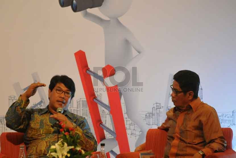 Deputi Komisioner OJK Bidang Pengawasan Bank Irwan Lubis (kiri) dan Dirut BNI Gatot M. Suwondo menjadi pembicara dalam Seminar Konsolidasi Perbankan Menghadapi MEA 2020 di Jakarta, Selasa (26/8). (Republika/Prayogi)