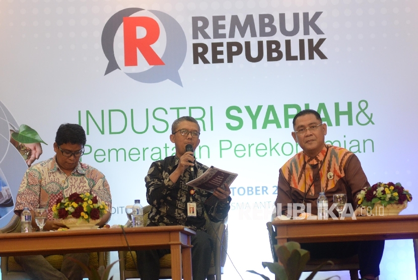  Deputi Komisioner Pengawas IKNB II OJK Muhammad Ichsanuddin (tengah), Plt Dirut BNI Syariah Abdullah Firman Wibowo (kanan), dan Kepala republika.co.id Elba Damhuri menjadi pembicara dalam seminar Perbankan Syariah bertajuk Rembuk Republik, Jakarta, Kamis (5/10). 