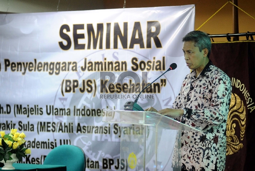 Deputi Komisioner Pengawas Industri Keuangan Non-Bank Otoritas Jasa Keuangan (IKNB OJK) Edy Setiadi saat menjadi pembicara utama dalam seminar di Universitas Indonesia Pasca Sarjana, Jakarta, Jumat (21/8). 