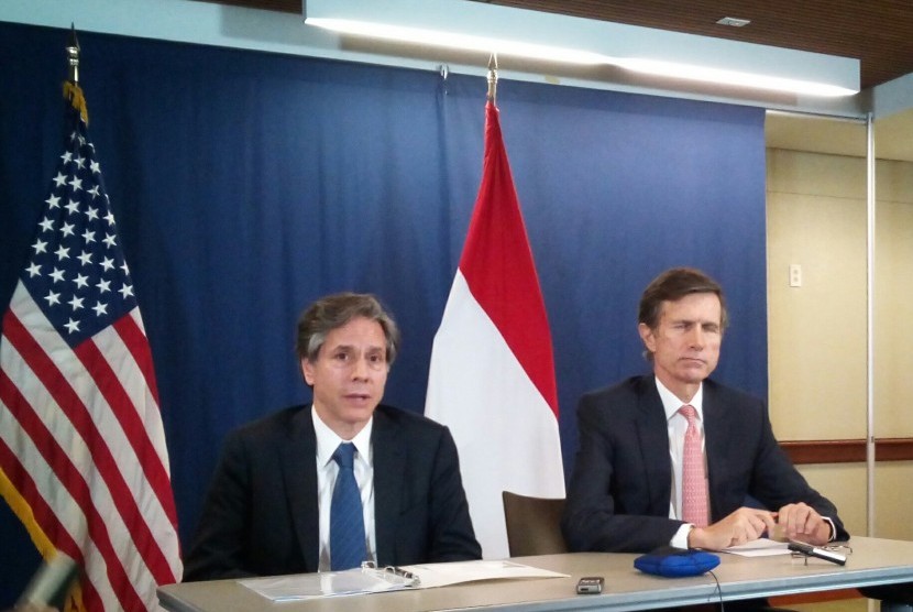 Deputi Menteri Luar Negeri Amerika Serikat (AS) Antony Blinken (kiri) dan Dubes AS untuk Indonesia Robert Blake di Jakarta, Jumat (22/4).