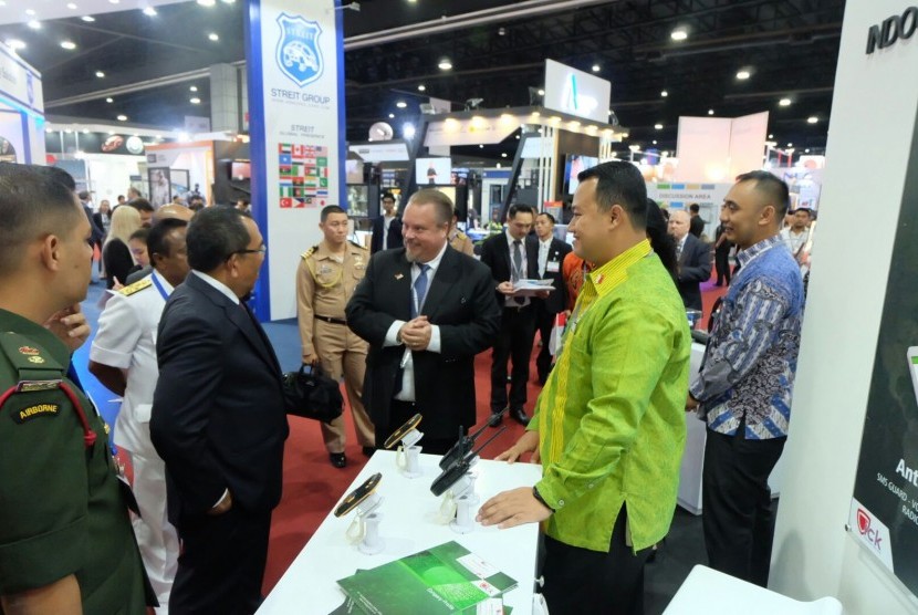 Deputi Menteri Pertahanan Malaysia Dato' Wira Mohd Johari bin Baharum di Paviliun Indonesia.