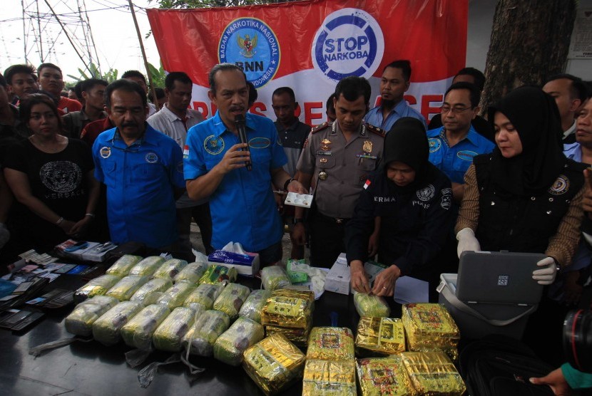 Deputi Pemberantasan Badan Narkotika Nasional (BNN) BNN Irjen Pol Arman Depari (tengah) memperlihatkan barang bukti narkoba setelah berhasil menangkap bandar narkoba di Jalan AH Nasution Medan, Sumatera Utara, Selasa (20/3). BNN kembali menggelar operasi di Sumatra Utara dan Aceh pada 28-31 Maret.