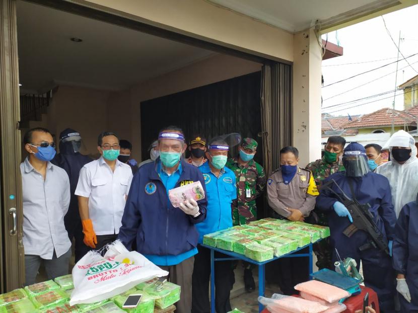 Deputi Pemberantasan BNN, Irjen Arman Depari saat menggagalkan penyelundupan sabu dari sebuah gudang di Jalan Industri Raya, Cikarang, Bekasi, Jawa Barat, Kamis (29/5).