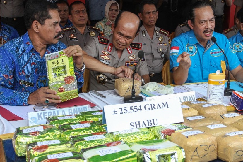 Deputi Pemberantasan BNN Irjen Pol Arman Depari (kanan), Kapolda Riau Irjen Pol Nandang (tengah) dan Kepala BNNP Riau Brigjen Pol Wahyu Hidayat (kiri) menjelaskan penangkapan sindikat pengedar narkotika jaringan Internasional Malaysia-Indonesia di Mapolda Riau, Jumat (6/10). 