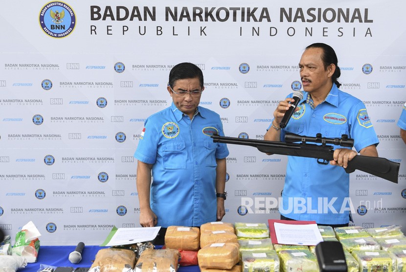 Deputi Pemberantasan BNN Irjen Pol Arman Depari (kanan) menunjukan barang bukti senjata api saat rilis kasus narkoba jaringan internasional di BNN, Jakarta, Rabu (14/11/2018). 