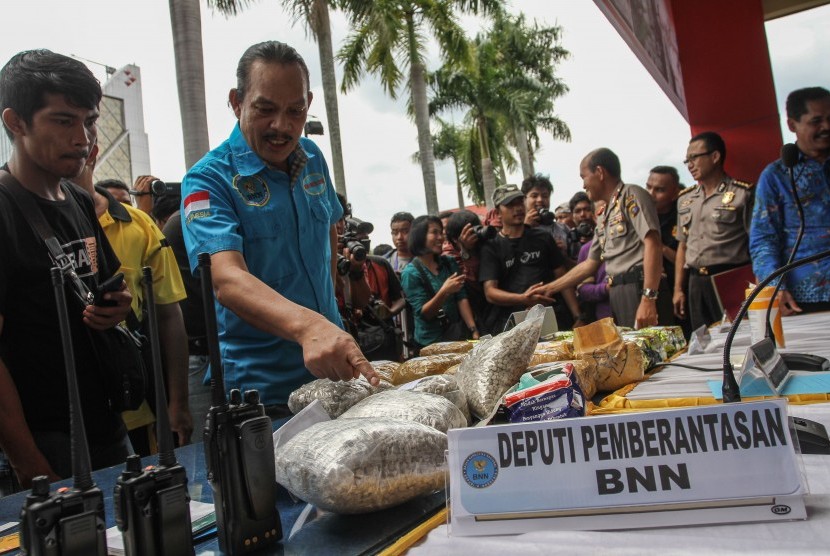 Deputi Pemberantasan BNN Irjen Pol Arman Depari (kedua kiri) memperlihatkan barang bukti narkoba ketika pengungkapan sindikat narkoba internasional Malaysia-Indonesia di Mapolda Riau, Jumat (6/10).