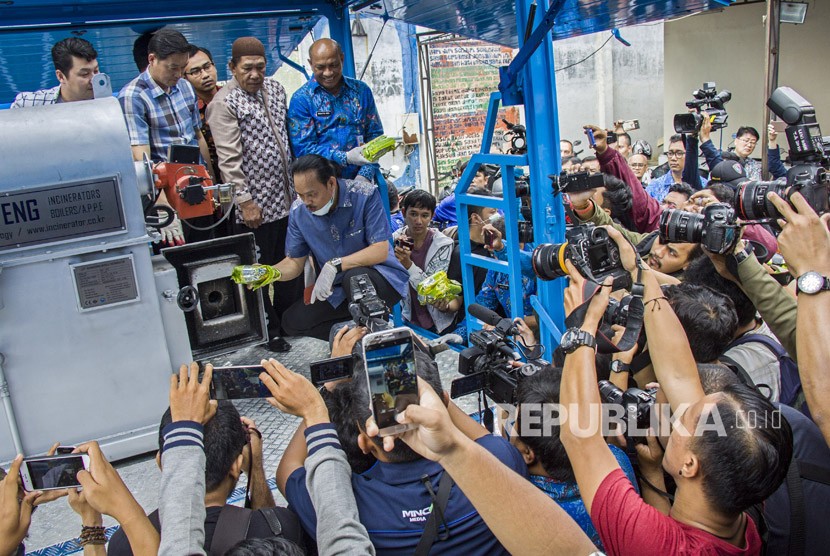 Deputi Pemberantasan BNN Irjen Pol Arman Depari memasukkan barang bukti narkoba jenis sabu ke dalam mesin pemusnahan saat pemusnahan barang bukti sabu jaringan Malaysia di Kantor BNN, Cawang, Jakarta, Jumat (26/1).