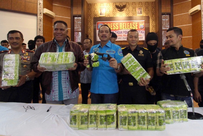 Deputi Pemberantasan BNN Irjen Pol Arman Depari (tengah) bersama Kapolda Sumut Irjen Pol Paulus Waterpauw (kedua kiri) memperlihatkan barang bukti narkoba jenis sabu yang dibungkus dengan kemasan ketika gelar kasus di Mapolda Sumatera Utara, Medan, Sabtu (15/7) malam.