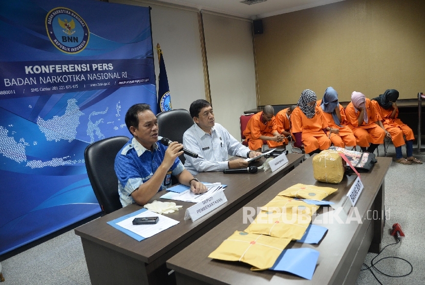   Deputi pemberantasan Narkotika BNN Irjen Pol Arman Depari (kiri), bersama Kepala Bagian Humas BNN Slamet Pribadi menunjukkan tersangka dan barang bukti sabu saat konferensi pers di BNN, Jakarta, Selasa (24/5). (Republika/Yasin Habibi)