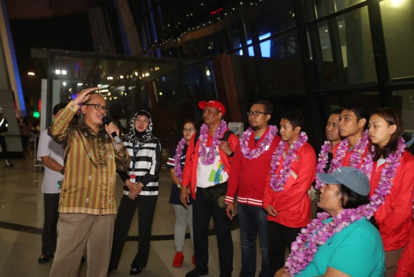 Deputi Pembudayaan Olahraga Raden Isnanta didampingi Sesdep Pembudayaan Olahraga Suryati menyambut kedatangan Tim Para Bulutangkis Indonesia yang berjaya di Kejuaraan Dunia 2019 di Basel, Swiss di Bandara Soekarno-Hatta, Cengkareng, Tangerang, Selasa (27/8) malam.