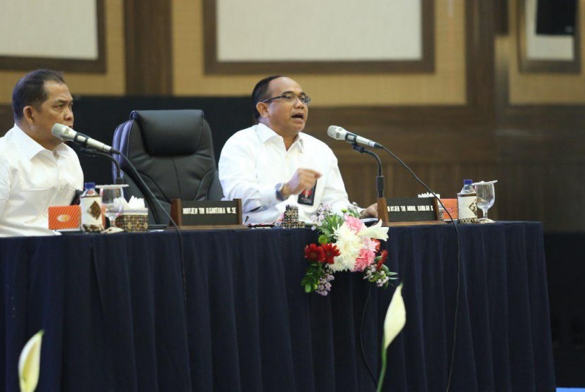 Deputi Pencegahan, Perlindungan, dan Deradikalisasi (Deputi 1) BNPT Mayjen TNI Abdul Rahman Kadir (kanan) pada ‘Public Lecture Pencegahan Paham Radikal Terorisme di Aula Sabang Merauke Akademi Angkatan Udara (AAU) Yogyakarta, Rabu (18/10).